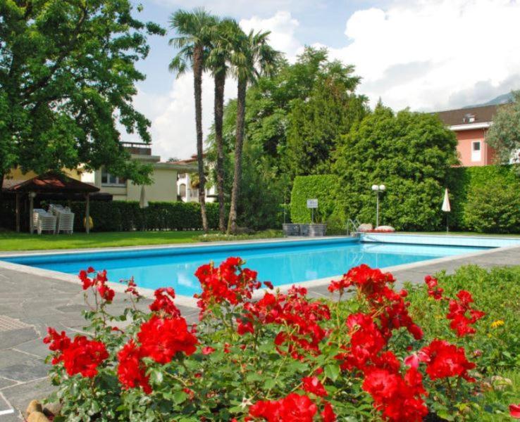 Mit Garten Und Pool In